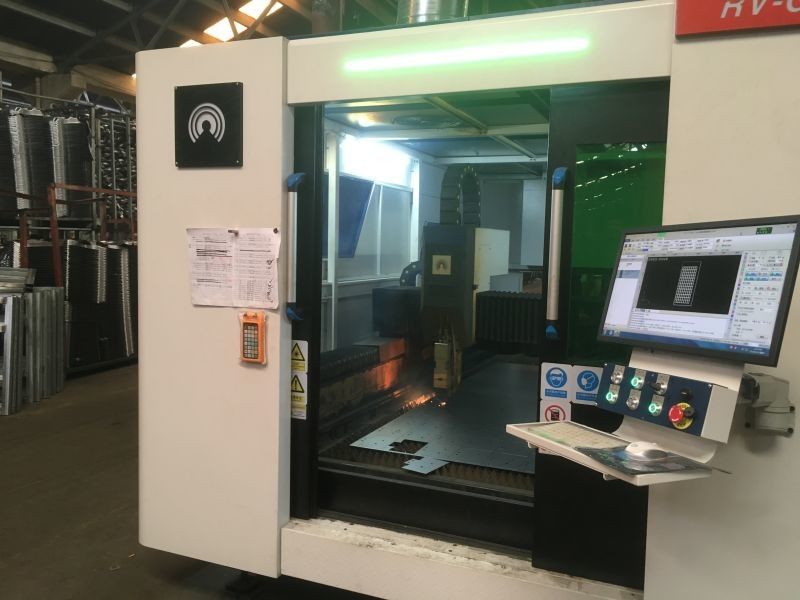 таблица обменом автомата для резки IPG МАКС 3015 лазера волокна CNC 1500W 4000W с крышкой