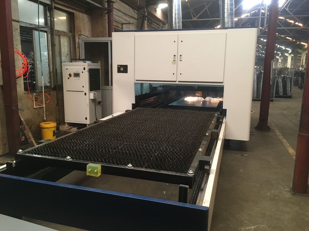 таблица обменом автомата для резки IPG МАКС 3015 лазера волокна CNC 1500W 4000W с крышкой